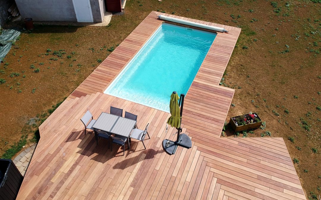 Terrasse piscine en bois exotique Cumaru de 76 m2
