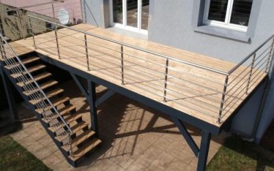 Terrasse sur pilotis en bois de mélèze de 21m²