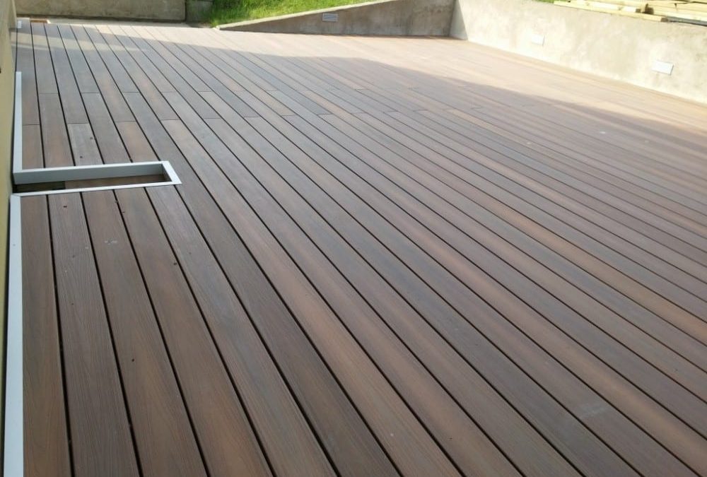 Terrasse de plain-pied en bois composite 105m²