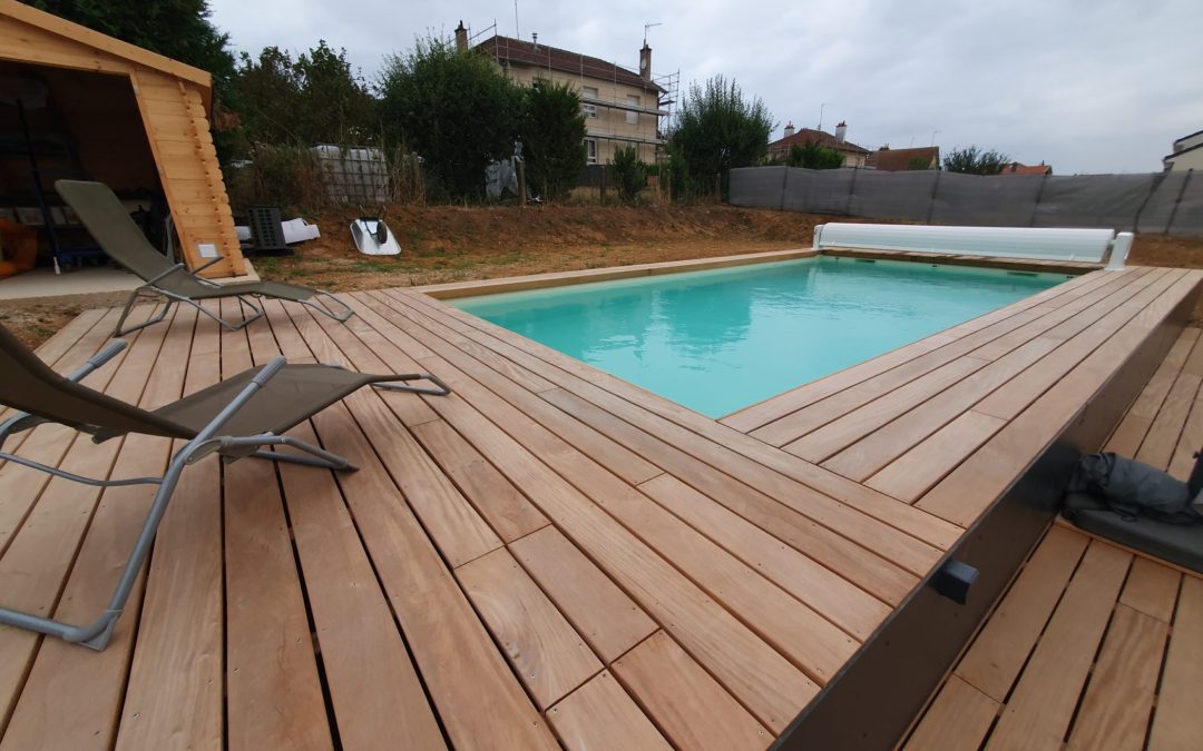 Terrasse piscine semi-enterrée de 65m2 en bois exotique Garapa