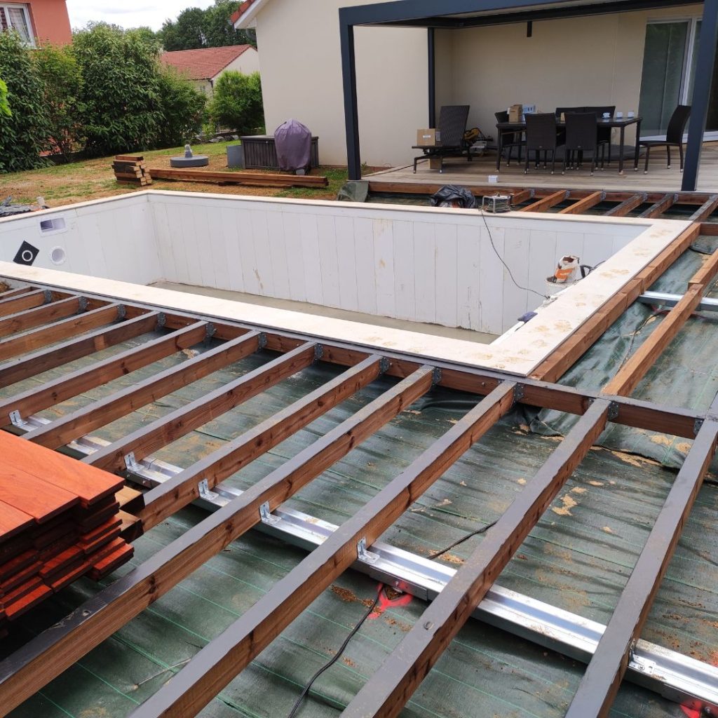 terrasse piscine-bois exotique-padouk-weasyfix-lux piscines-tereny-brehain la ville