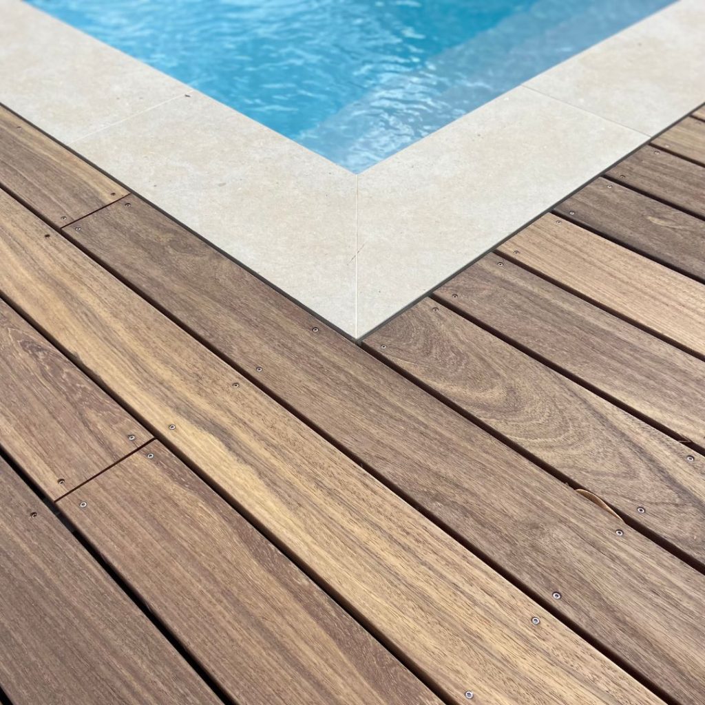 terrasse piscine-bois exotique-padouk-weasyfix-lux piscines-tereny-brehain la ville