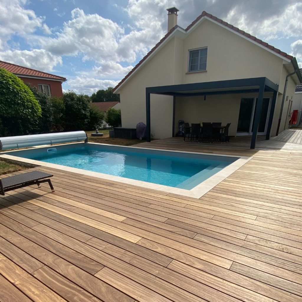 terrasse piscine-bois exotique-padouk-weasyfix-lux piscines-tereny-brehain la ville