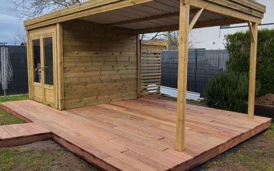 Terrasse de plain-pied en Cumaru sous abri de jardin de 20m2