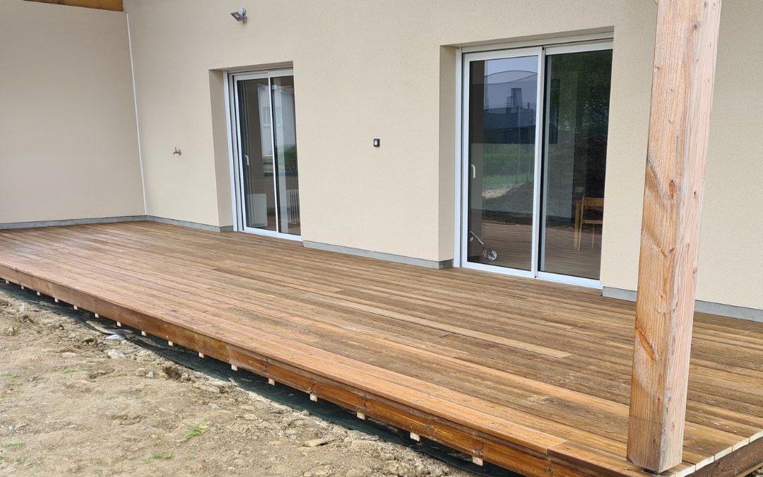 Terrasse en pin au château des p’tits anges de Luttange