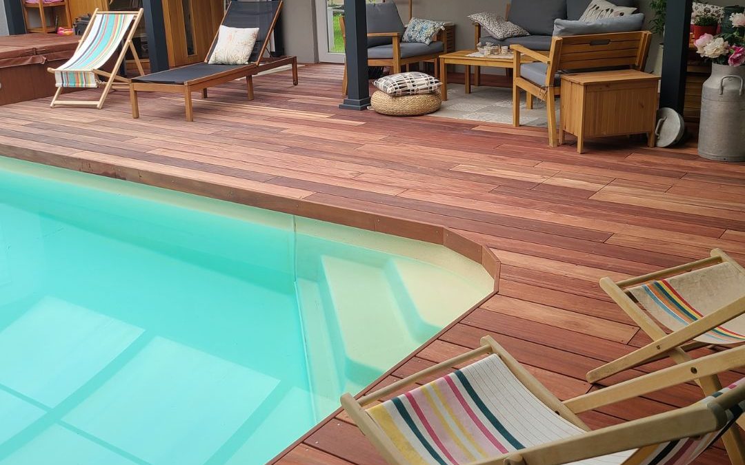 Terrasse piscine et spa en bois exotique Padouk de 53m2
