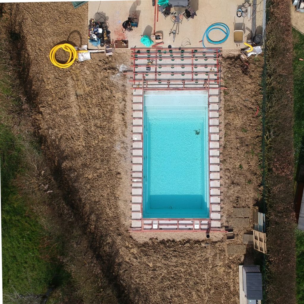 Terrasse-piscine-terrasse-ipe-lorraine-piscines-tereny-feves-moselle-ipe-grise-terrasse-25m2-piscine-rectangulaire