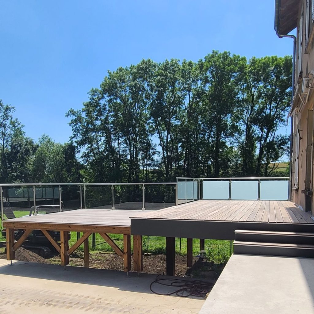 terrasse-pilotis-padouk-grise-terrasse-pilotis-bois-bionville-tereny-moselle-garde-corps-alu-eclairage-terrasse