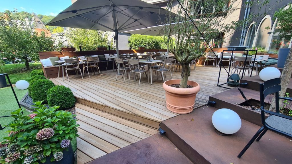 terrasse hostellerie grunewald-terrasse bois-tereny-luxembourg-banc terrasse bois-terrasse pin US
