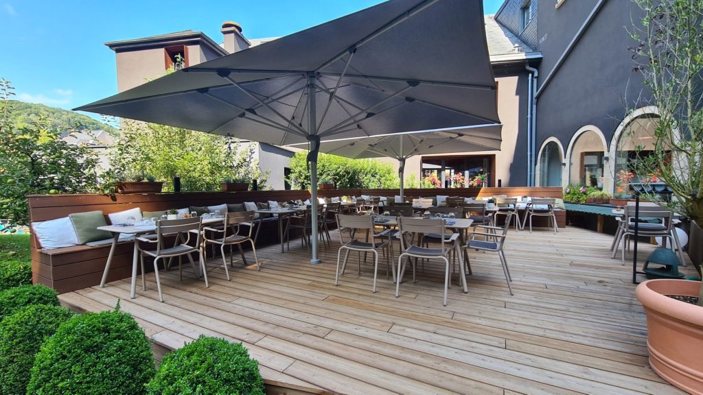terrasse hostellerie grunewald-terrasse bois-tereny-luxembourg-banc terrasse bois-terrasse pin US