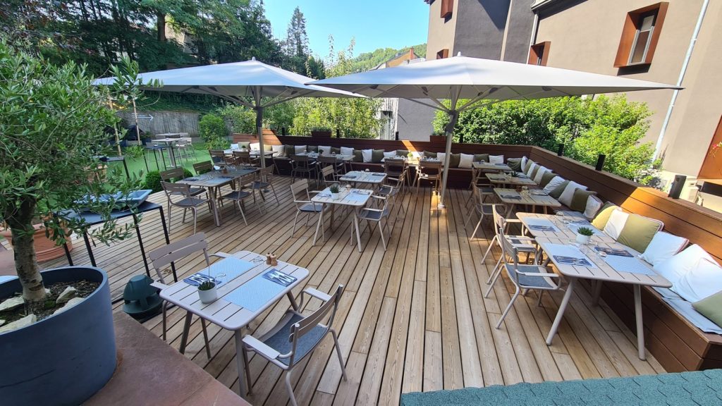terrasse hostellerie grunewald-terrasse bois-tereny-luxembourg-banc terrasse bois-terrasse pin US