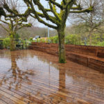 grande terrasse en bois brun et vernis
